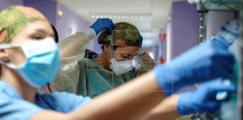 Imagen de archivo de sanitarios en la planta reservada para pacientes de covid-19 del Hospital Insular de Gran Canaria / EFE Ángel Medina G.